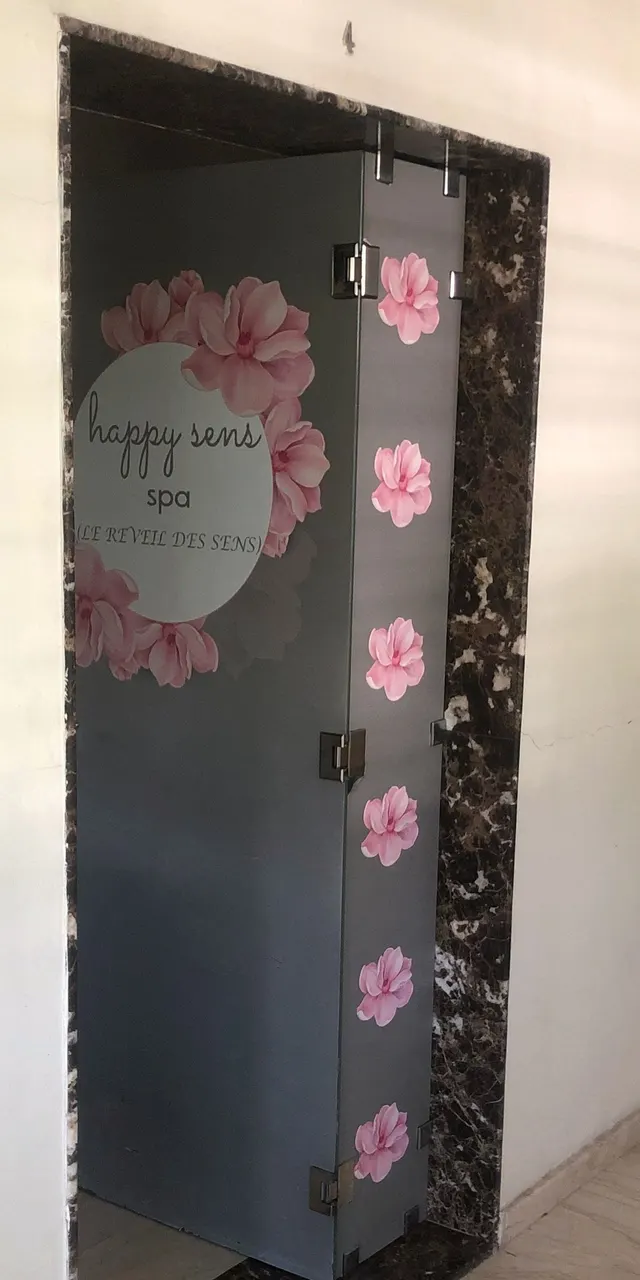 Notre porte, dans le couloir du centre.