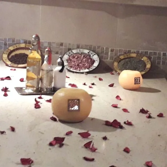 Notre hammam : pétales de rose, bougies, ghassoul et roses séchées.