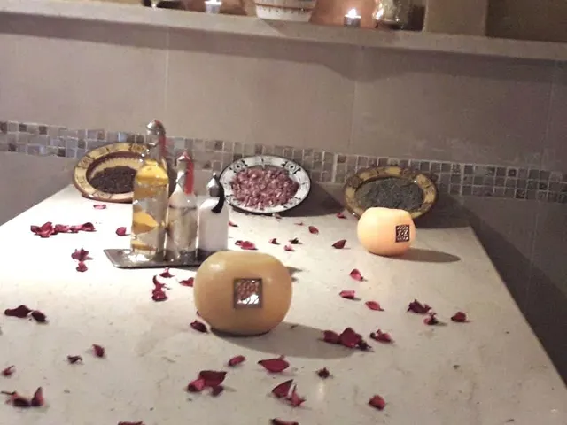 Notre hammam : dalle de marbre, pétales de rose, bougies.